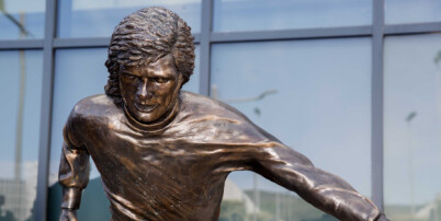 image: Harselerer med legendens nye statue